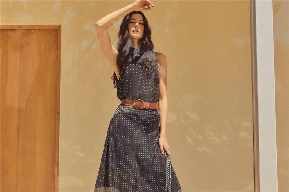 Polka Dots bis Balletcore: Diese 12 Mikrotrends erwarten uns Polka Dots, wie auf dem Outfit von Veronica Beard, sind auch im Herbst und Winter 2025 ein angesagter Modetrend. Das verspielte Muster, das schon im Sommer beliebt war, bleibt uns auch in der kälteren Jahreszeit erhalten und erlebt ein regelrechtes Comeback (Neckholder-Top ca. 348 Euro, Rock ca. 548 Euro, Gürtel ca. 175 Euro, Clogs ca. 440 Euro).Veronica Beard/dpa-tmn