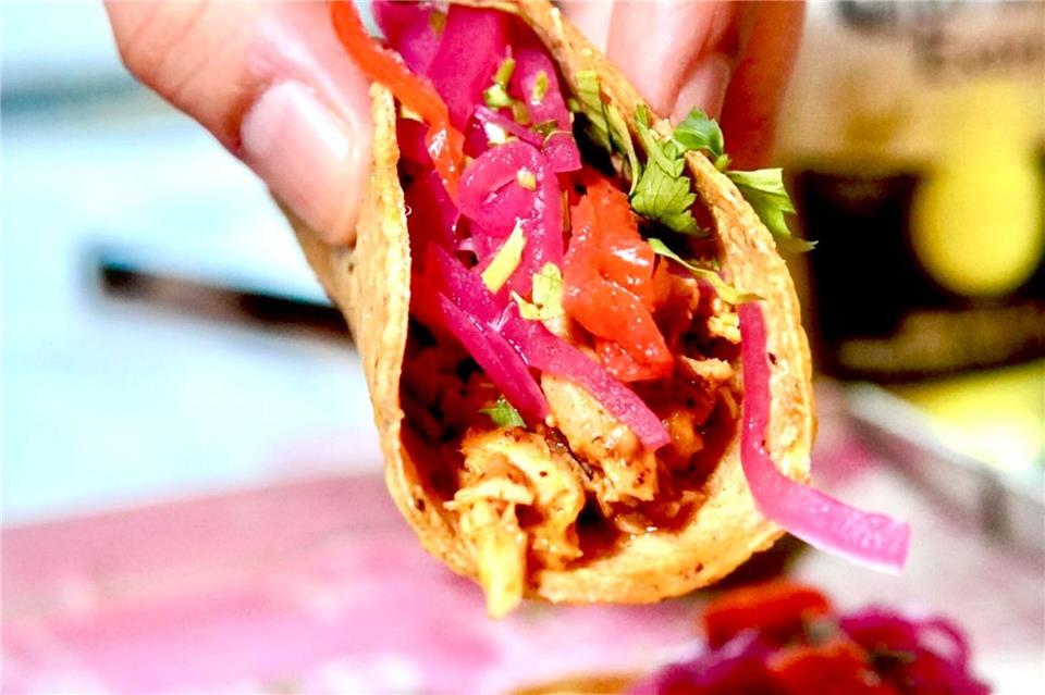 Pollo Pibil Tacos nennt Andres Besson die Hühnchen-Tacos in seiner Taqueria „Los Carnales“. Andres Besson/dpa-tmn