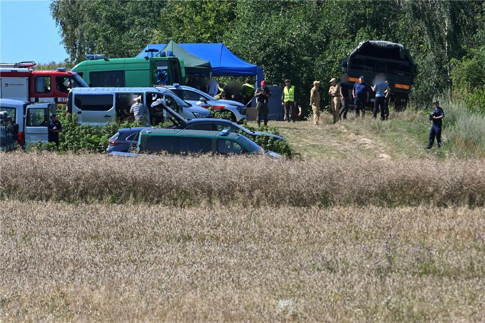 Polnische Einsatzkräfte in der Nähe des Ortes, wo ein Flugobjekt eingeschlagen ist. (Foto aktuell)Wojtek Jargilo/PAP/dpa