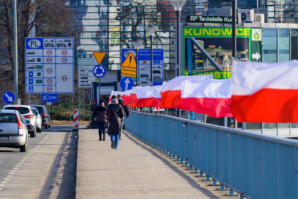 Polnische Fahnen wehen im Wind am Geländer auf polnischer Seite des deutsch-polnischen Grenzübergangs Stadtbrücke von Slubice (Polen, Bildhintergrund) nach Frankfurt (Oder) in Deutschland. (Archivbild)Patrick Pleul/dpa