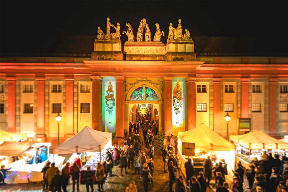 Mal anders: 16 ungewöhnliche Weihnachtsmärkte in Deutschland Polnische Weihnachtstraditionen lernt man auf dem Sternenmarkt am Kutschstall in Potsdam kennen.André Stiebitz/PMSG/dpa-tmn