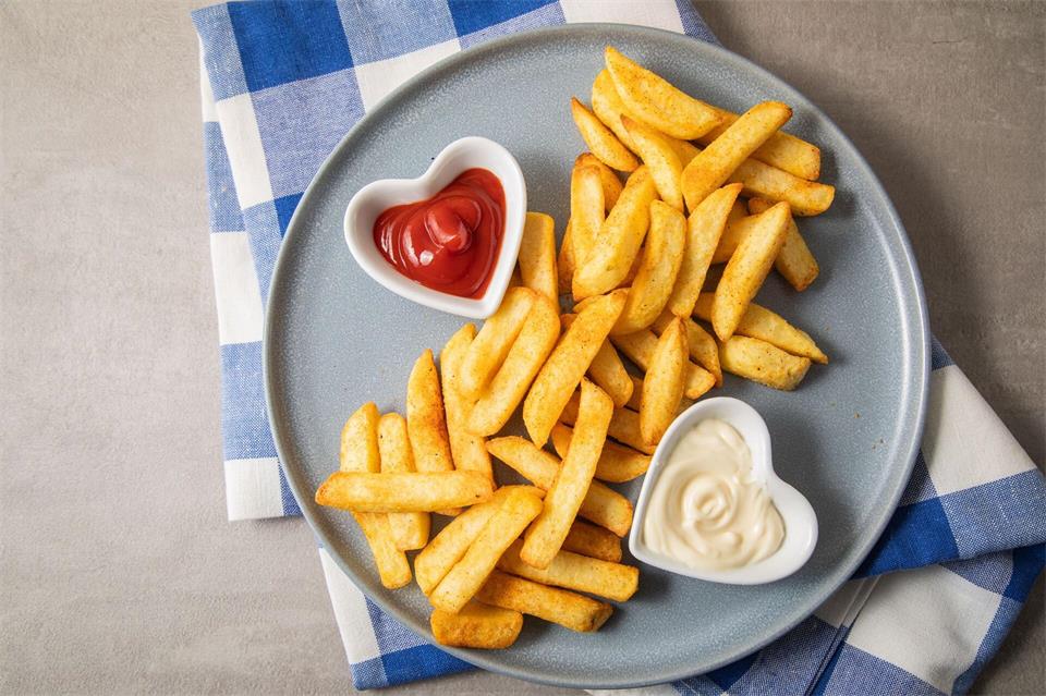 Pommes mit Ketchup und Mayonnaise kommen immer gut an.Christin Klose/dpa-tmn