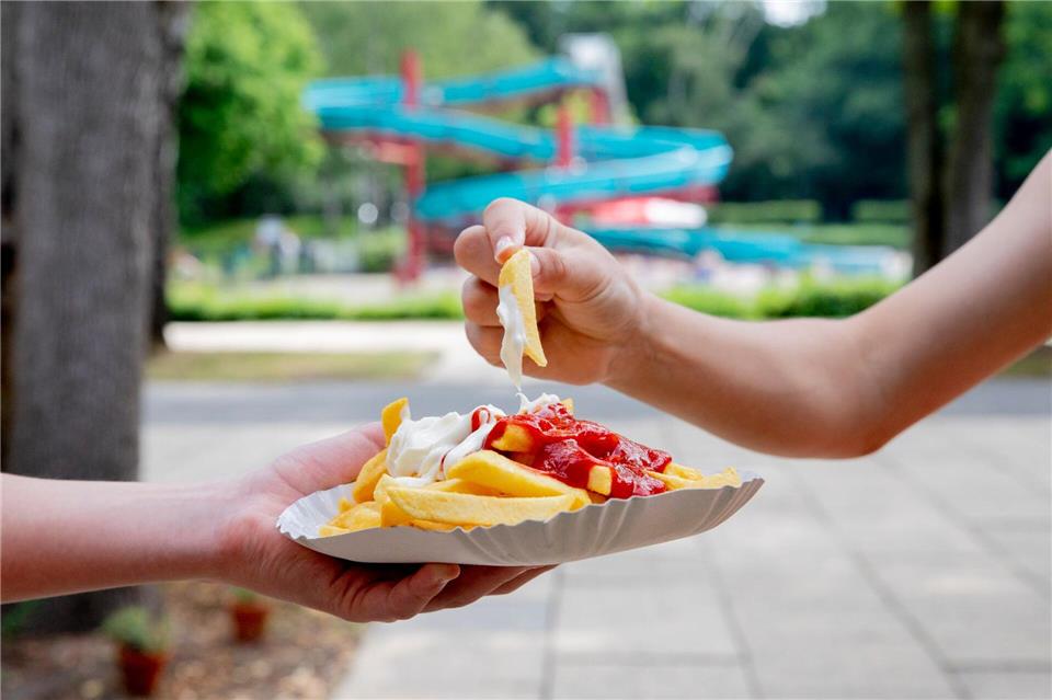 Pommes sind nirgends so lecker wie am Schwimmbadkiosk.  (Archivbild)Christoph Soeder/dpa