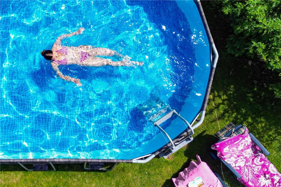 Poolwasser: Wenn es einmal drin ist, sollte es das möglichst lange bleiben. Abdeckungen helfen gegen Verschmutzung und Verdunstung.Patrick Pleul/dpa