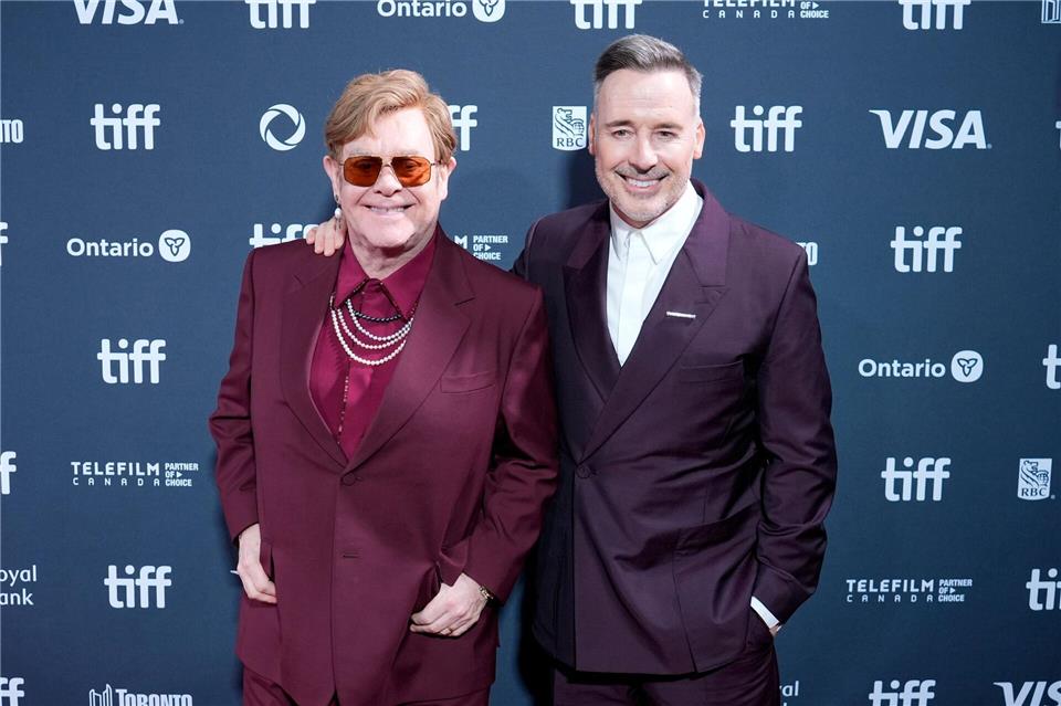 Pop-Legende Elton John und sein Mann David Furnish freuen sich auch über prominente Gratulanten. (Archivfoto)Chris Pizzello/Invision/AP/dpa