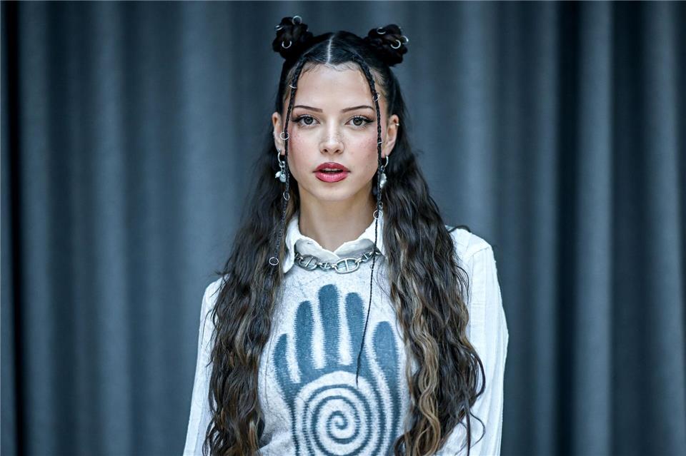 Pop-Star Nina Chuba hat das Titellied der ARD-Kinderserie „Die Pfefferkörner“ neu aufgenommen. (Archivbild)Britta Pedersen/dpa