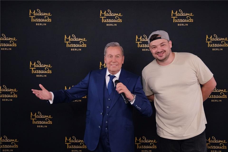 Roland Kaiser in Dresden: live und in Wachs Popsänger Georg Stengel steht bei einem Pressetermin neben der Wachsfigur von Schlagersänger Roland Kaiser. Der 1993 geborene Brandenburger tritt als Vorband bei der „Kaisermania“ auf.