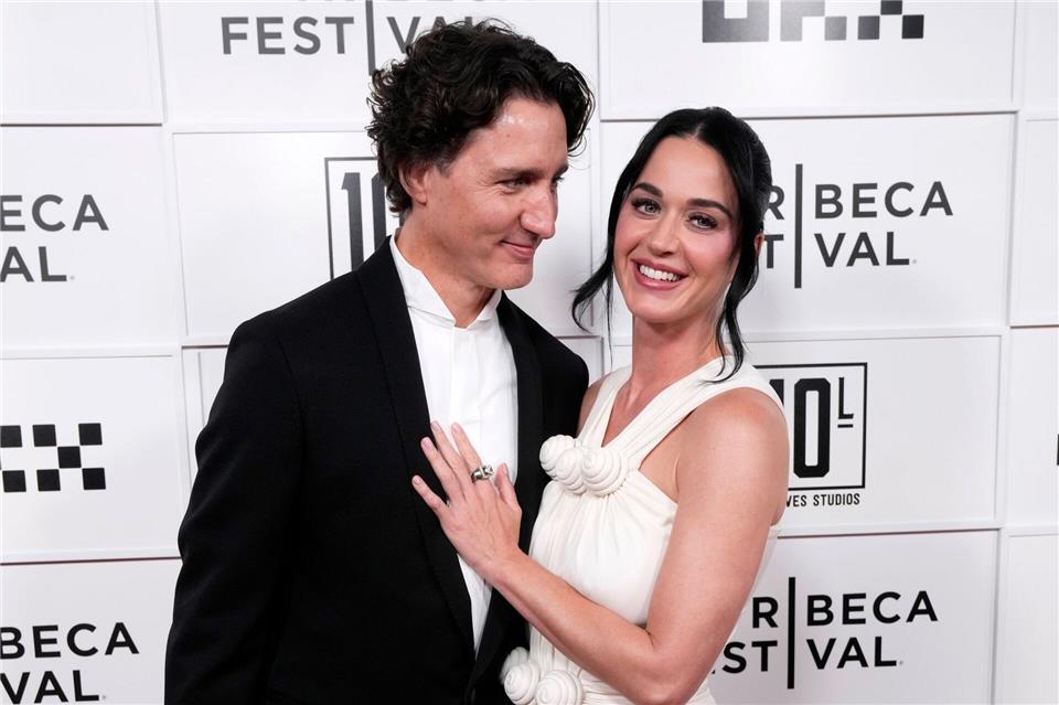 Popstar Katy Perry (41) hat sich bei der Premiere ihres neuen Films erstmals mit ihrem Partner, dem früheren kanadischen Premierminister Justin Trudeau (54), auf dem roten Teppich gezeigt. Charles Sykes/Invision/AP/dpa