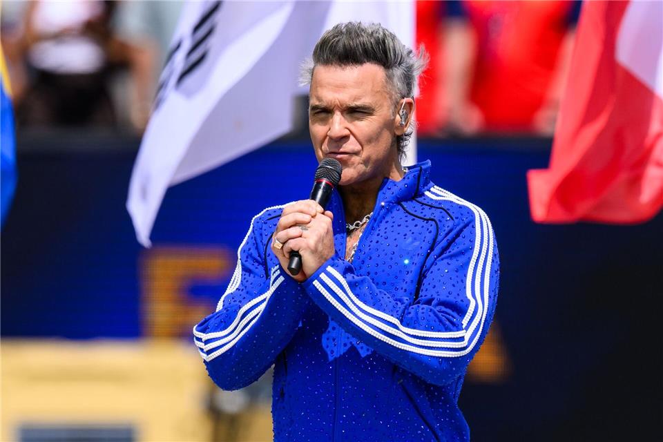 Popstar Robbie Williams war spontan zur Expertenrunde von Johannes B. Kerner und Laura Wontorra dazugestoßen, um das Finale der Fußball-Weltmeisterschaft zu kommentieren. Tom Weller/dpa