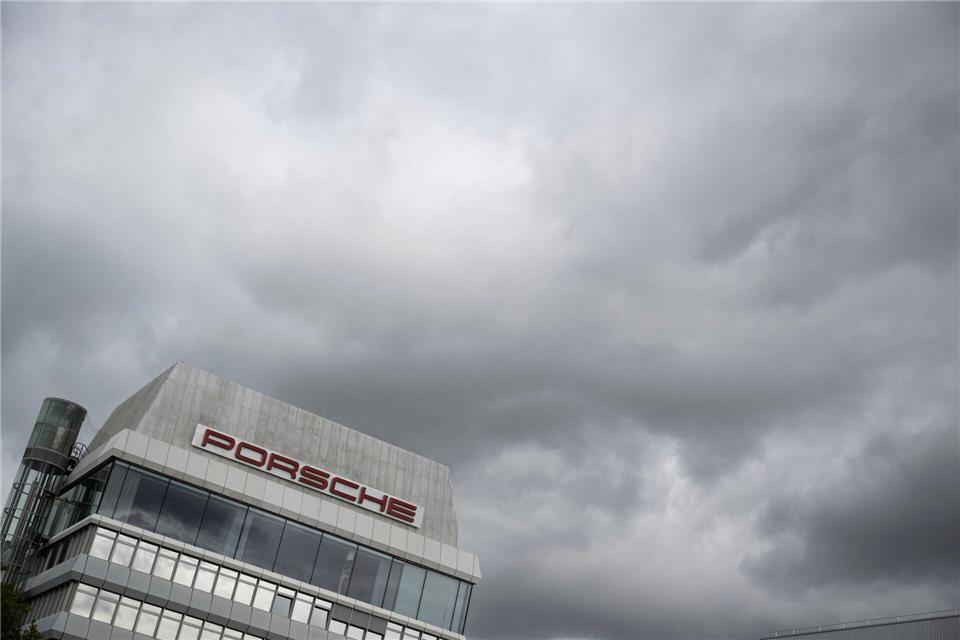 Porsche-Führung strebt weiteres umfassendes Sparpaket an. (Foto-Archiv)Marijan Murat/dpa