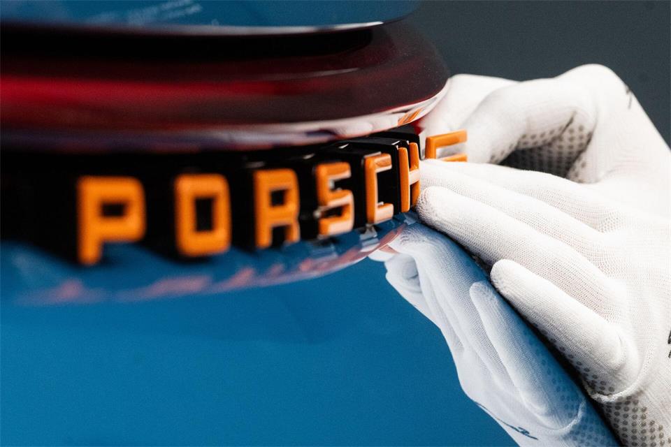 Porsche macht etwas weniger Umsatz als erwartet, verdient operativ aber wieder Geld (Archivbild)Marijan Murat/dpa