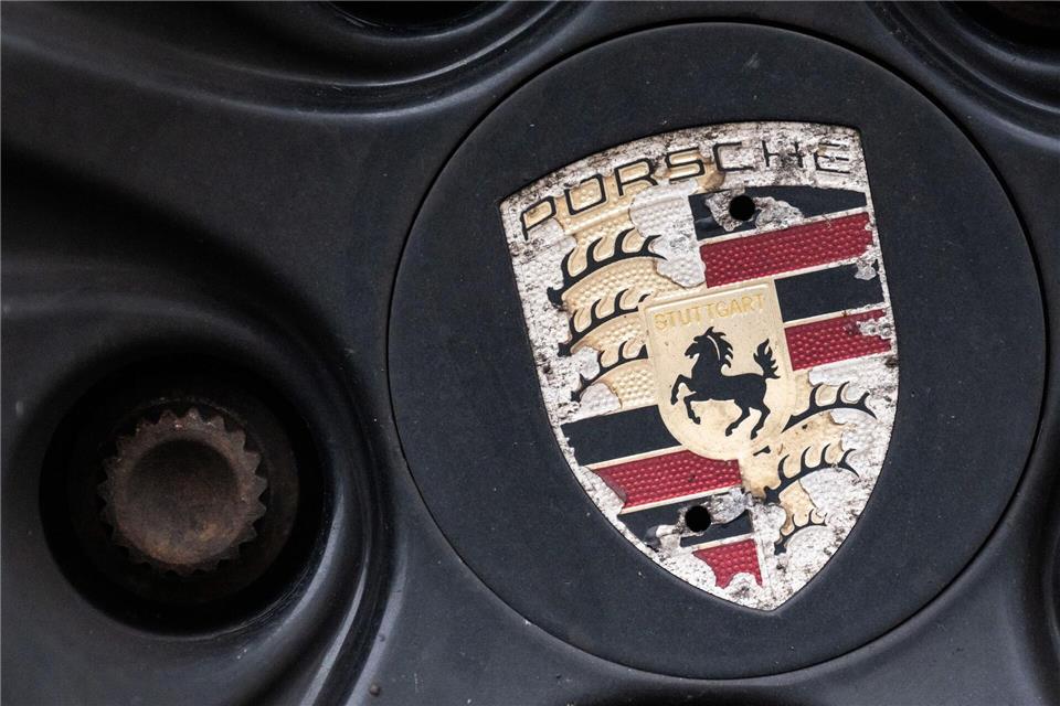 Porsche vollzieht einen Strategieschwenk - an der Börse geht es bergabMarijan Murat/dpa