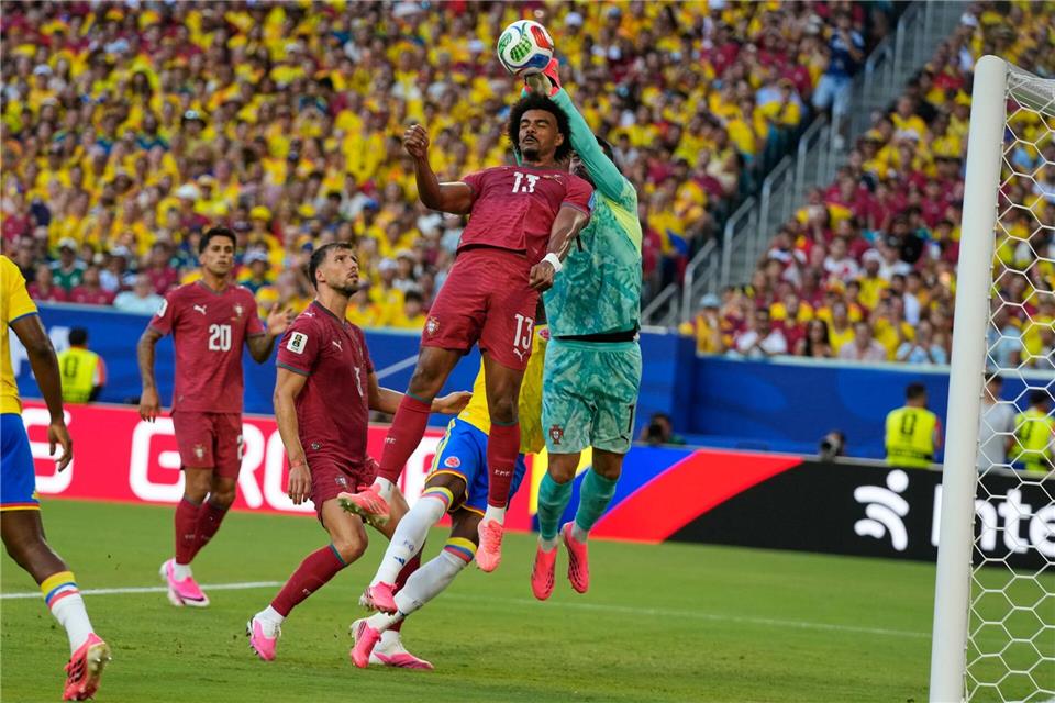 Portgals Verteidiger Renato Veiga und sein Torwart Diogo Costa behindern sich gegenseitig.Lynne Sladky/AP/dpa