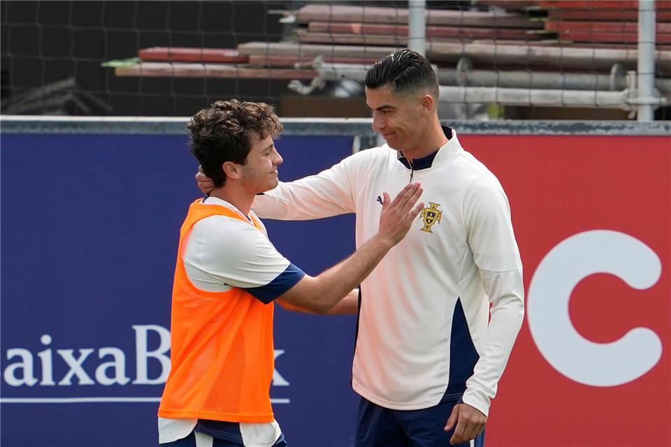 Portugals Kapitän Cristiano Ronaldo (r) mit Champions-League-Sieger Joao Neves beim Training.Armando Franca/AP/dpa