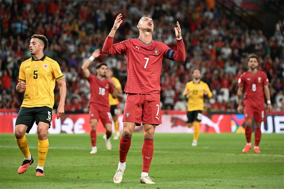 Portugals Superstar Cristiano Ronaldo mit seiner legendären Trikotnummer 7 beim Nations-League-Spiel gegen Wales.Zed Jameson/PA Wire/dpa