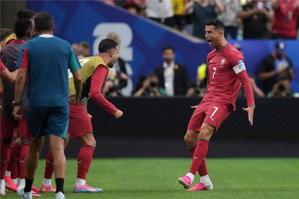 Portugals Superstar (r) sicherte sich weitere Rekorde.Eric Gay/AP/dpa