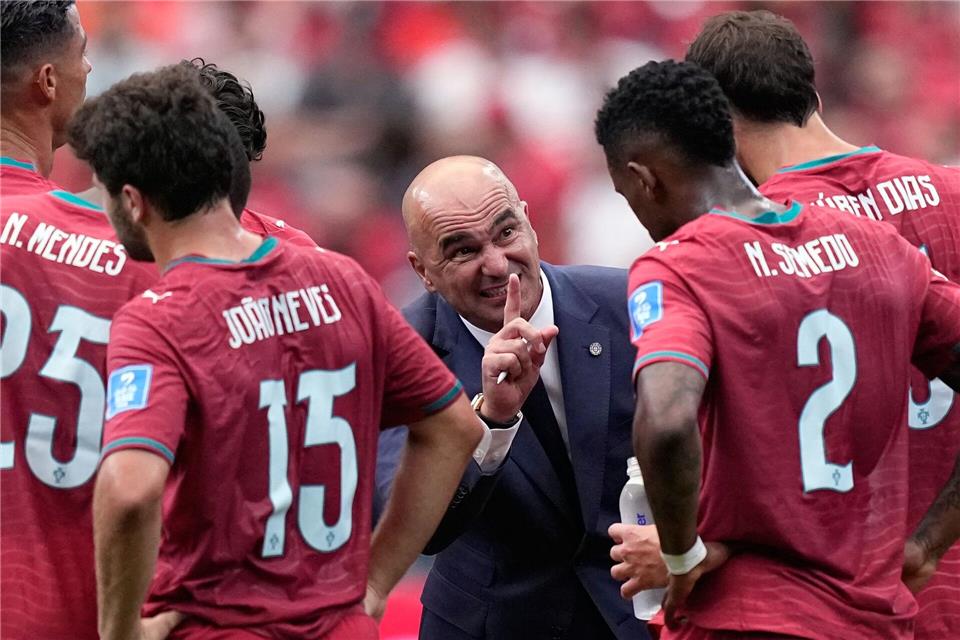 Portugals Trainer Roberto Martinez im Kreis seiner Spieler. Ashley Landis/AP/dpa