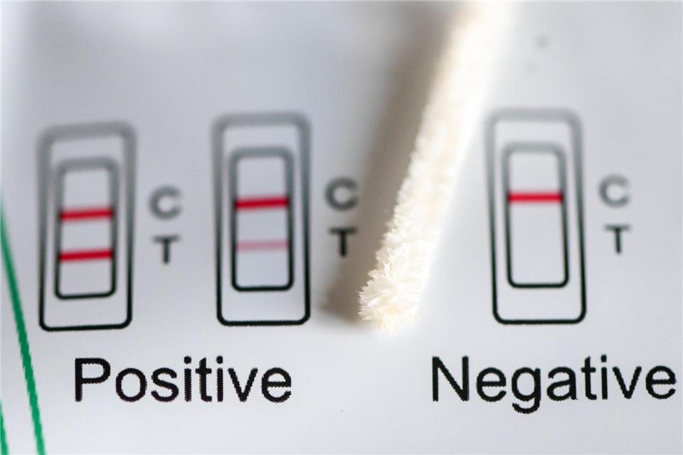 Positiv oder negativ - das zeigt ein Test an. (Symbolbild)Jens Kalaene/dpa