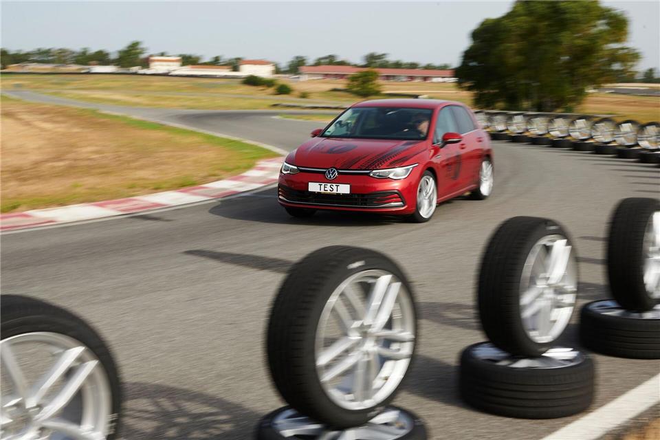 Positive Bilanz: Im Sommerreifen-Test des ADAC wurden 11 der 18 Pneus mit „gut“ bewertet. Marc Wittkowski/ADAC/dpa-tmn