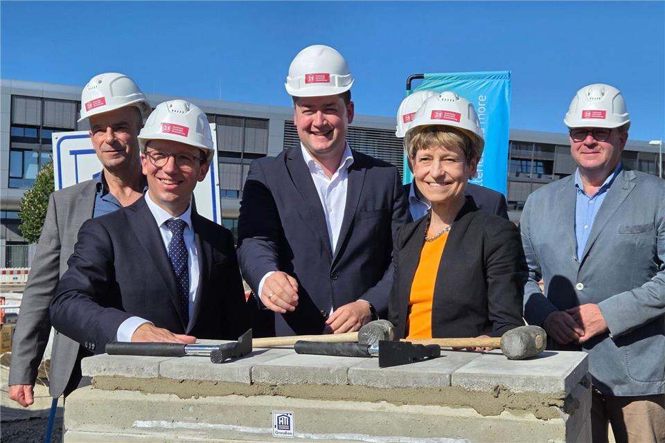 Positive Nachrichten für die Batterieforschung: Niedersachsens Wissenschaftsminister Falko Mohrs (SPD, l-r), Braunschweigs Oberbürgermeister Thorsten Kornblum (SPD) und TU-Präsidentin Angela Ittel nehmen an der Grundsteinlegung für einen Forschungsneubau in Braunschweig teil. Christian Brahmann/dpa