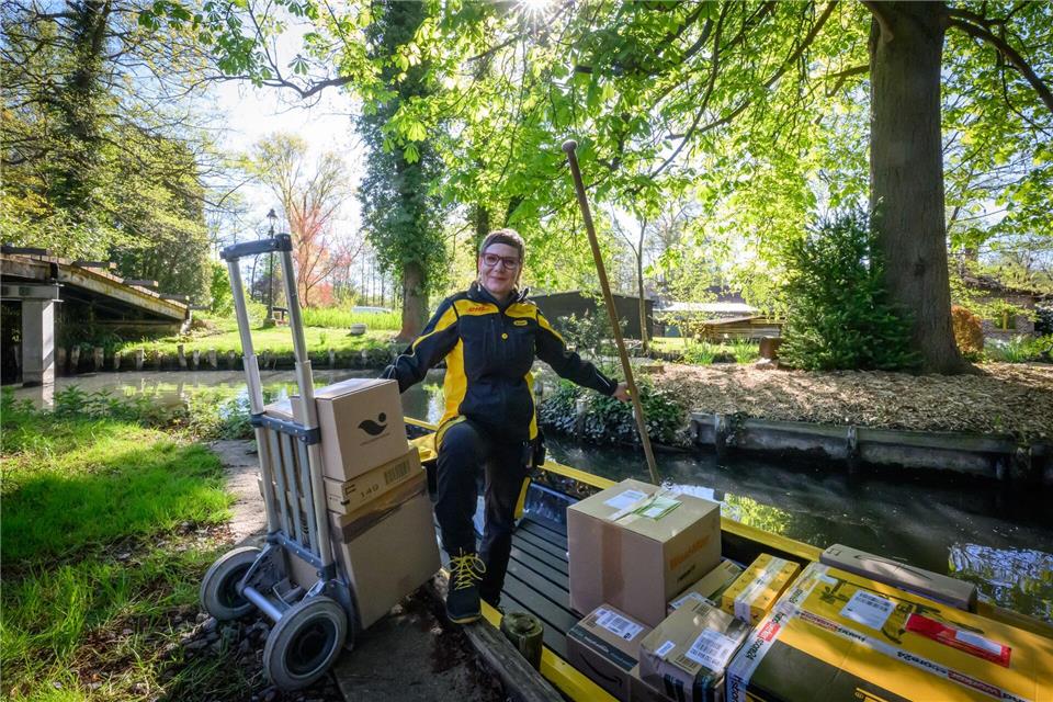 Postbotin Andrea Bunar liefert mit ihrem Kahn auch größere Pakete aus.Patrick Pleul/dpa