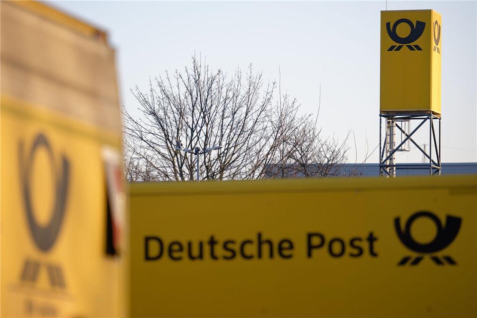 Posthörner, so weit das Auge reicht: Blick auf ein Briefzentrum der Deutschen Post. (Archivbild)Henning Kaiser/dpa