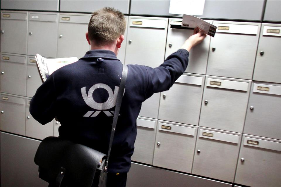 Verlorene Sendungen: Wenn der Postmann gar nicht klingelt  Postsendungen verschwinden sehr selten, doch wenn, ist dies stets ärgerlich. (Symbolbild)Oliver Berg/dpa
