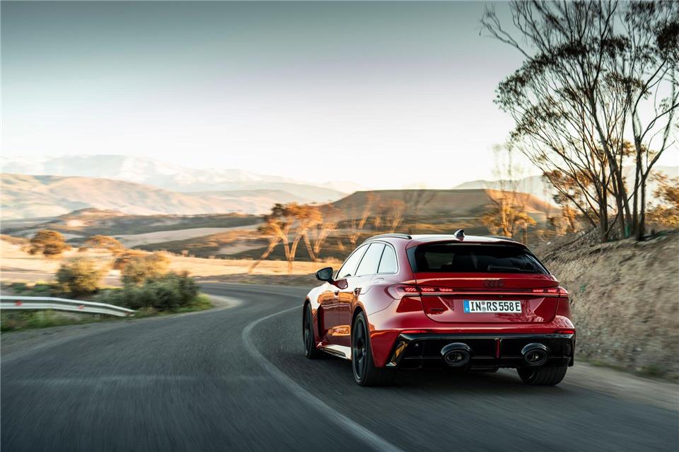 Potenter Sportler: Der 639 PS starke Kombi ist auf kurvigen Landstraßen in seinem Metier und frisst die Kurven bei Bedarf mit Verve, er kann aber auch kommod und komfortabel. Audi AG/dpa-tmn