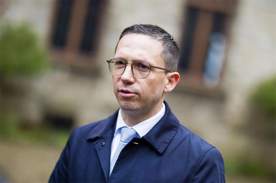 „Potenzial verschenken können wir uns nicht leisten“, sagte Minister Falko Mohrs. (Archivbild)Moritz Frankenberg/dpa