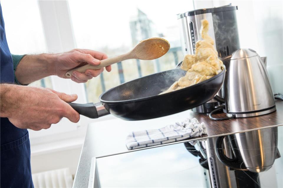 Potenziell gesundheitsschädlich: PFAS werden in Antihaft-Beschichtungen eingesetzt, weil sie eher hitzebeständig, fett- und wasserabweisend sind.Christin Klose/dpa-tmn