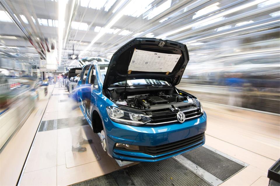 Potenziell von dem Problem betroffen: der VW Touran. (Archivbild)Julian Stratenschulte/dpa