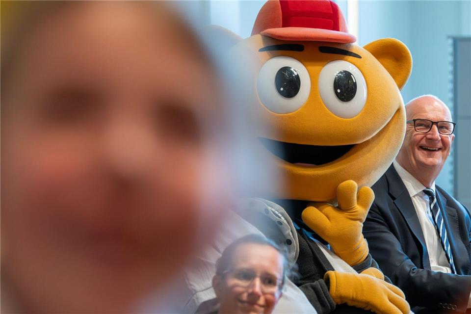 Potsdam: Maskottchen „Flimmy“ und Woidke schauen Kindern beim Ideen-Wettbewerb über die SchulterSoeren Stache/dpa