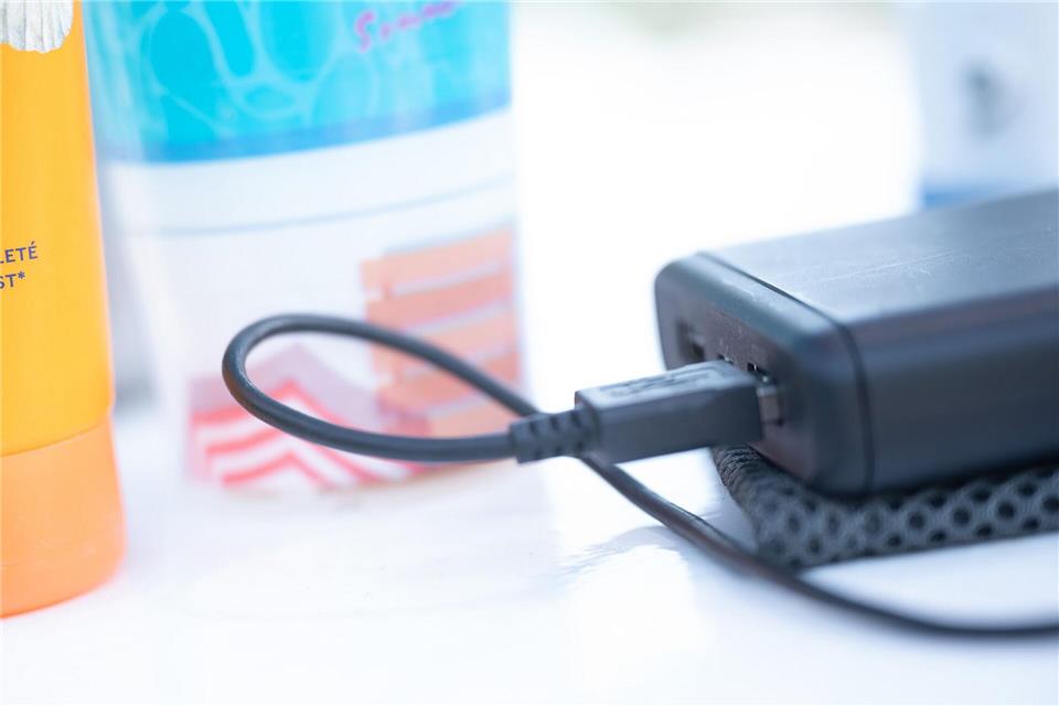 Powerbanks sind unverzichtbare Begleiter für Reisende: Vor dem Flug sollten Passagiere jedoch die Bestimmungen ihrer Airline im Blick behalten.Sebastian Gollnow/dpa/dpa-tmn