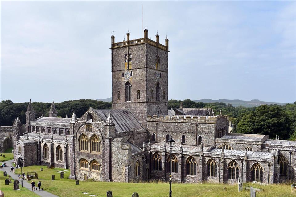 Prachtvolles Bauwerk im normannischen Stil aus dem 12. Jahrhundert: die Kathedrale von St Davids.Ute Müller/dpa-tmn