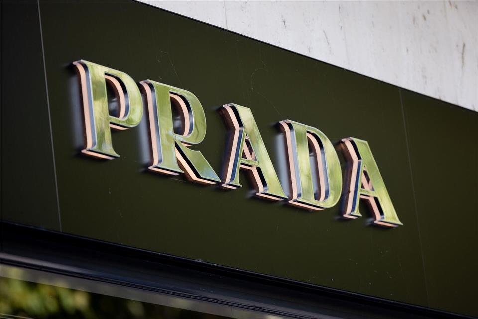 Prada übernimmt den Konkurrenten Versace komplett. (Archivbild)Rolf Vennenbernd/dpa