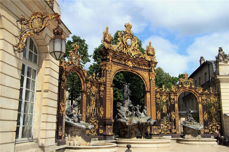 Nancy: Rundgang durch das Jugendstil-Zentrum Frankreichs Prächtig und mit Gold geschmückt sind die Tore am Place Stanislas in Nancy aus dem 18. Jahrhundert.Bernd F. Meier/dpa-tmn