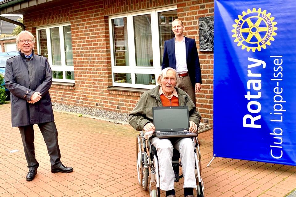 Prädident Klaus Friedrich, Hermann Kunkler, Jan Ridder und Meinolf Nöthe (von links) bei der Übergabe des Laptops.