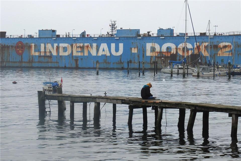 Prägte über Jahrzehnte den Anblick von Kiel-Friedrichsort: das große Schwimmdock der Lindenau-Werft, hier eine Aufnahme von 2013. Inzwischen sieht das Dock etwas anders aus. (Archivbild)picture alliance / dpa