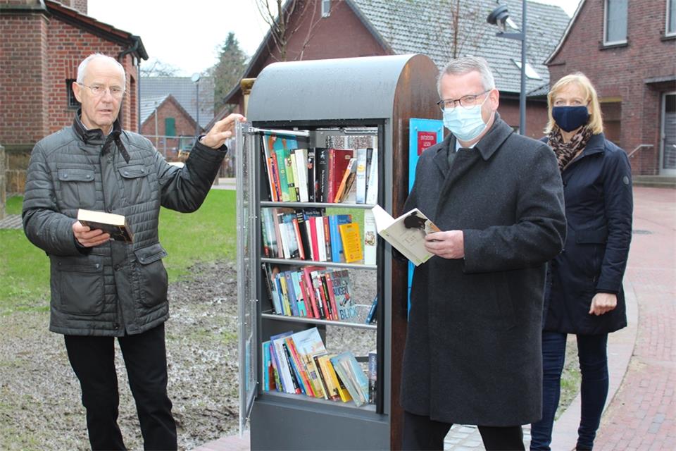 Präsentieren den neuen offenen Bücherschrank (v. li.): Georg Badurczyk vom Kirchenvorstand, Bürgermeister Martin Tesing und Monika Schürmann, Kommunalmanagerin bei Westenergie.