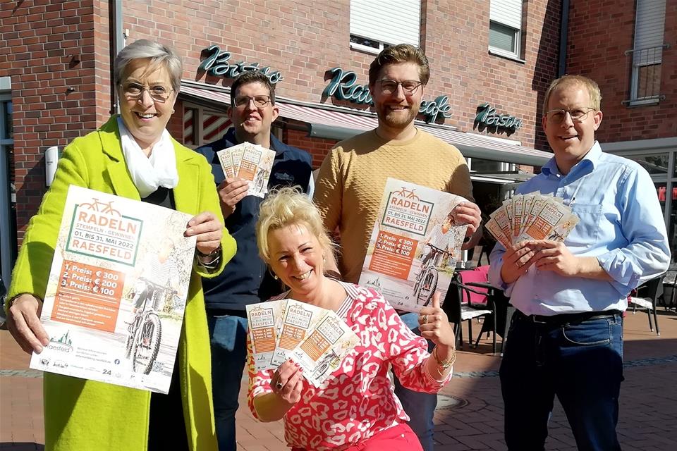 Präsentieren die Plakate: (v.l.) Diana Brömmel (Vorsitzende des Ortsmarketings) sowie einige der teilnehmenden Gastronomen: Sebastian Bleker, Gerlinde Bußhaus, Anton Braun und Reinhard Nießing.