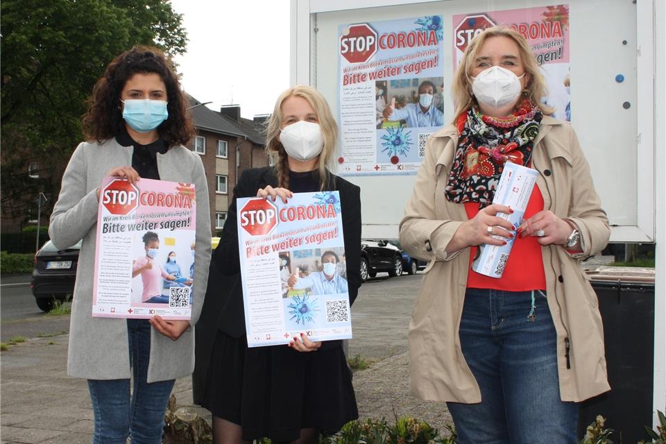 Präsentieren die mehrsprachigen Plakate (von links): Ivlin Oshana-Tchiri (Integrationsagentur/Antidiskriminierungsarbeit; Caritasverband für das Dekanat Borken), Sandra Schulz-Kügler (Kommunales Integrationszentrum des Kreises) und Iris Schlautmann (Leiterin Migration beim Roten Kreuz im Kreis Borken).
