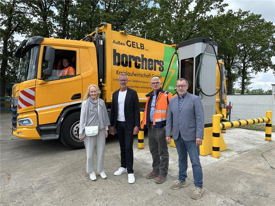 Präsentieren eines der beiden neuen elektrisch betriebenen Müllsammelfahrzeuge für den Einsatz in Borken (von links): Bürgermeisterin Mechtild Schulze Hessing, Bernhard Strotmeier (Geschäftsführer der Borchers Kreislaufwirtschaft GmbH), Thomas Wolters (Borchers Kreislaufwirtschaft GmbH), Alfons Schroer (Stabsstelle Steuerungsunterstützung und Fördermittelmanagement der Stadt Borken) sowie Fahrer Kornelius Schierling im E-Müllsammelfahrzeug.