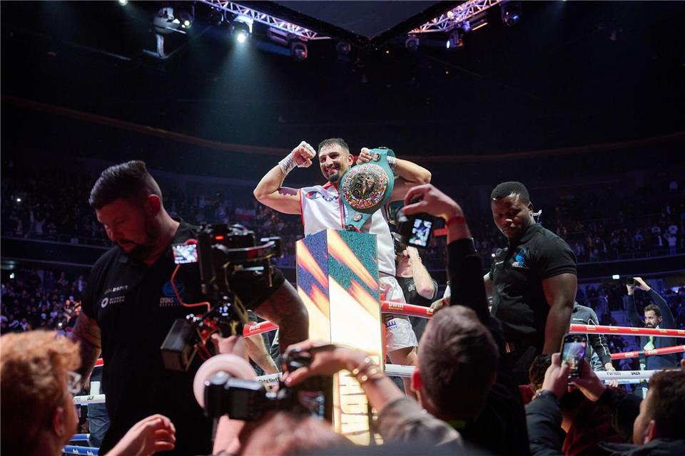 Präsentiert seinen Interimsgürtel: Boxprofi Agit Kabayel. Bernd Thissen/dpa