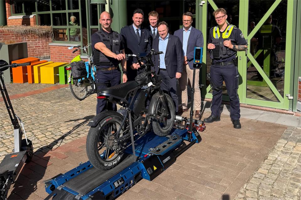 Präsentierten den neuen Rollenprüfstand (von links): Maximilian Hammans (Verkehrsdienst), Dominik Rezler (Leiter Direktion Verkehr), Jan Schlarmann (stellv. Leiter Direktion GE), Landrat Dr. Kai Zwicker, Jörg Levermann (Leiter Direktion Kriminalität), Lukas Wieschhaus, POK (Zweiradgruppe).