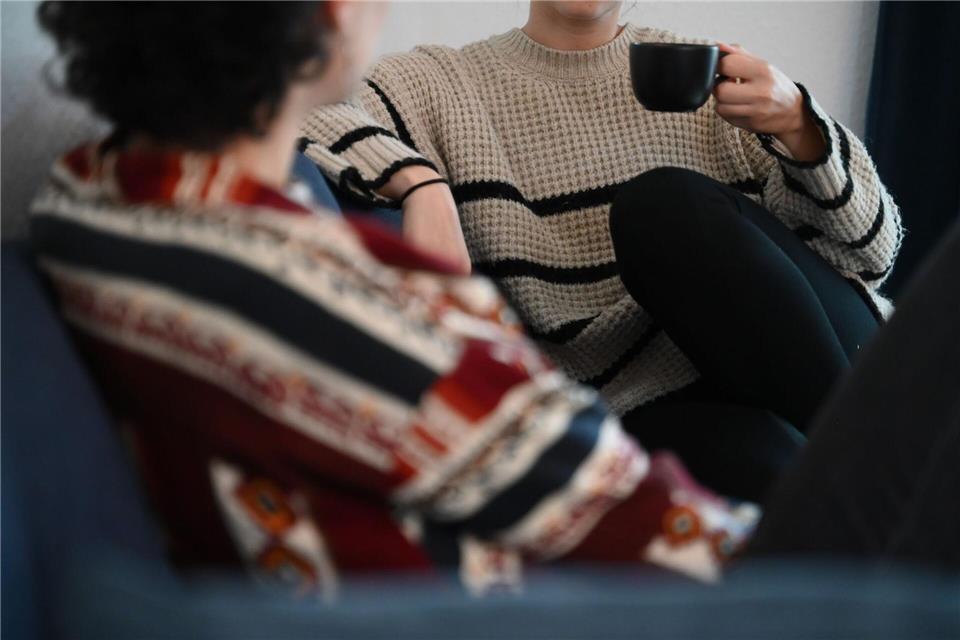 Präsenz und gemeinsames Aushalten der Situation sind wichtiger als perfekte Worte: Echtes Mitgefühl zeigt sich durch aufmerksames Dasein.Alicia Windzio/dpa/dpa-tmn