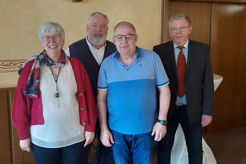 Präses Klaus Elsner (2.v.l.) und der Vorsitzende Ludger Askamp (r.) mit den neuen Vorstandsmitgliedern Rita Gülker und Frank Breuer.