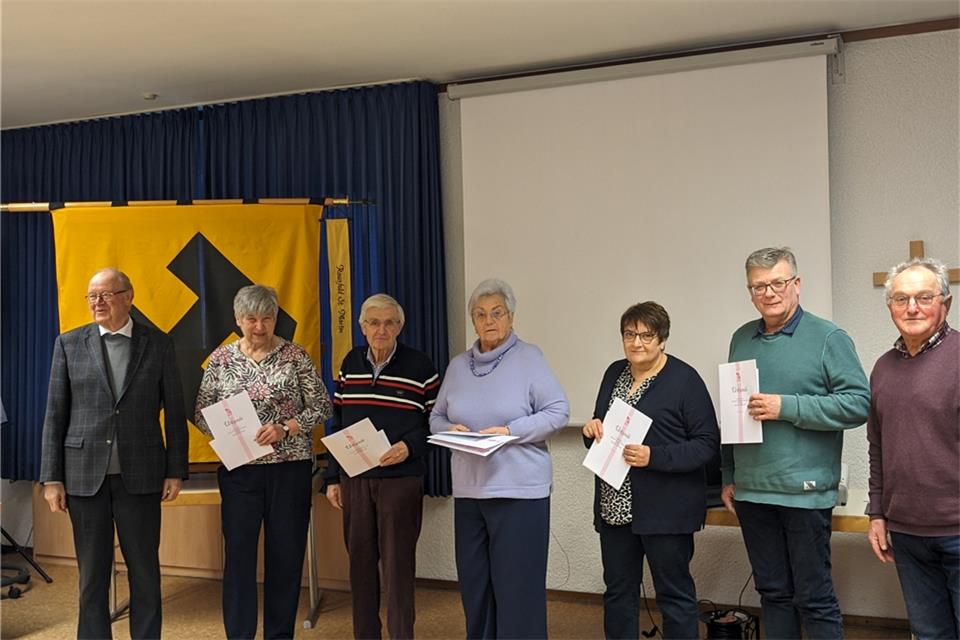 Präses Pfarrer Johannes Bengfort (von links) mit den Jubilaren Gertrud Vorholt (25 Jahre), Klaus und Margarete Igelbrink (60 Jahre) sowie Christiane und Manfred Böckenberg (40 Jahre).