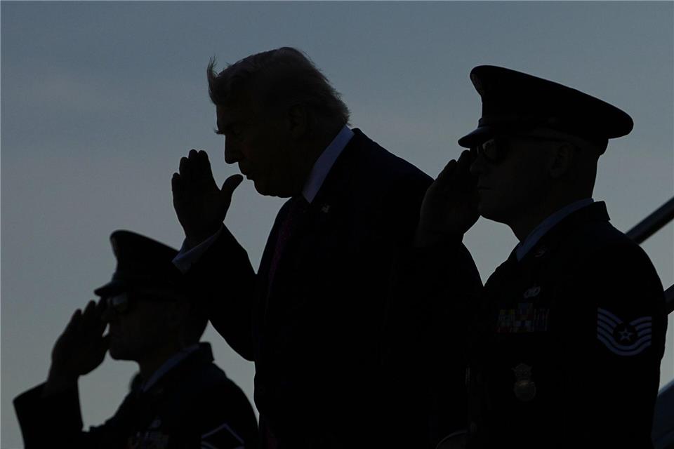 Präsident Donald Trump salutiert bei seiner Ankunft mit der Air Force One auf dem Flughafen Charlottesville-Albemarle.Matt Rourke/AP/dpa