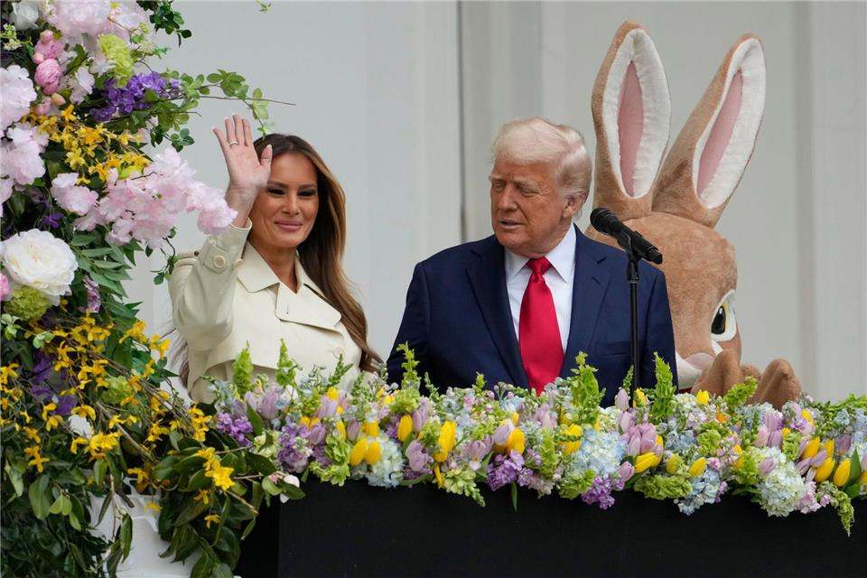 Präsident Donald Trump und First Lady Melania Trump stehen auf dem Balkon des Blauen Zimmers während des White House Easter Egg Roll.Alex Brandon/AP/dpa