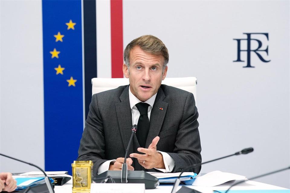 Präsident Emmanuel Macron möchte wieder Ruhe in Frankreich einkehren lassen.Teresa Suarez/Pool AP/AP/dpa